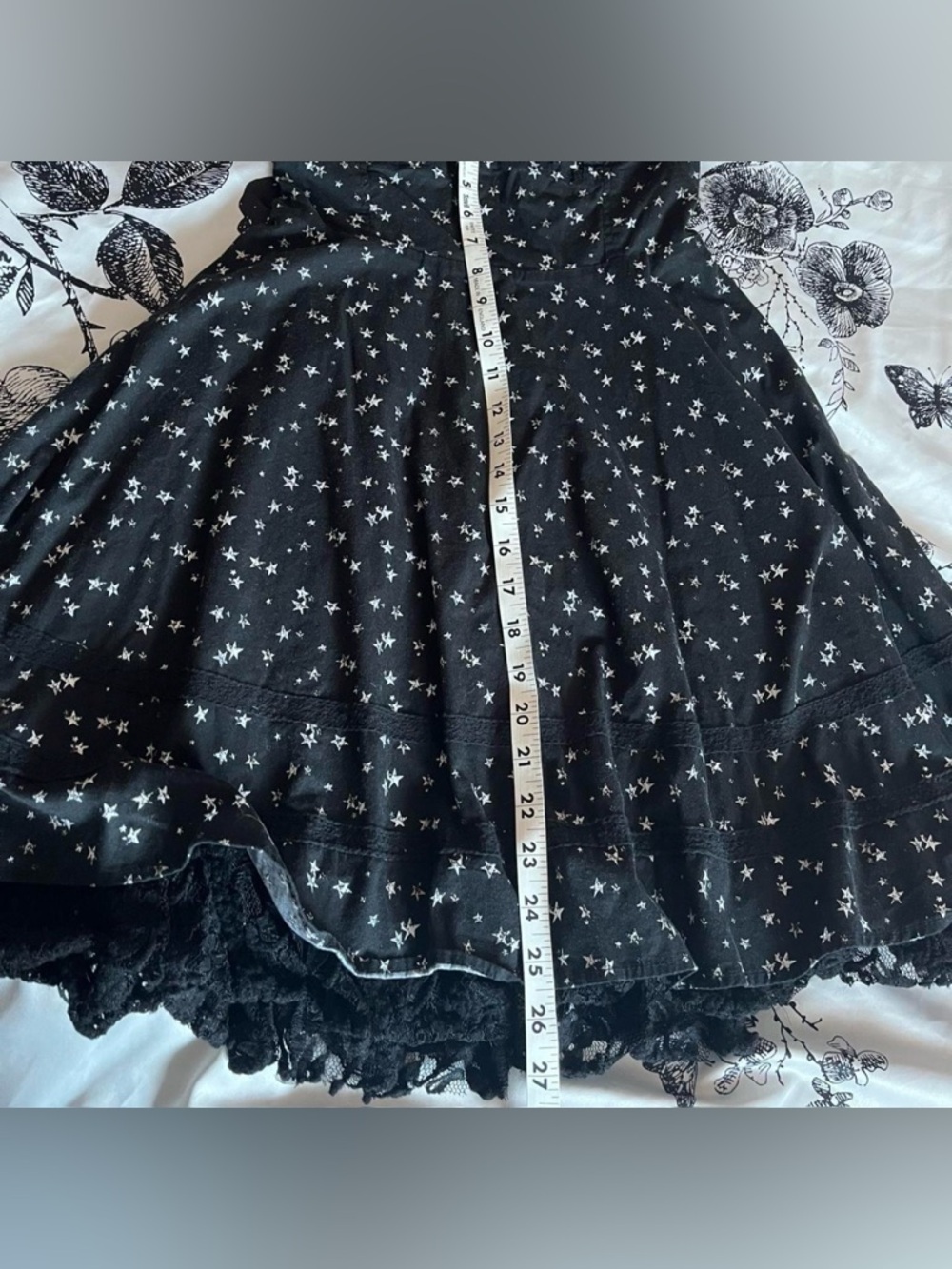 Hot Topic midi dress covered in an all-over star print - Picture 8 of 8